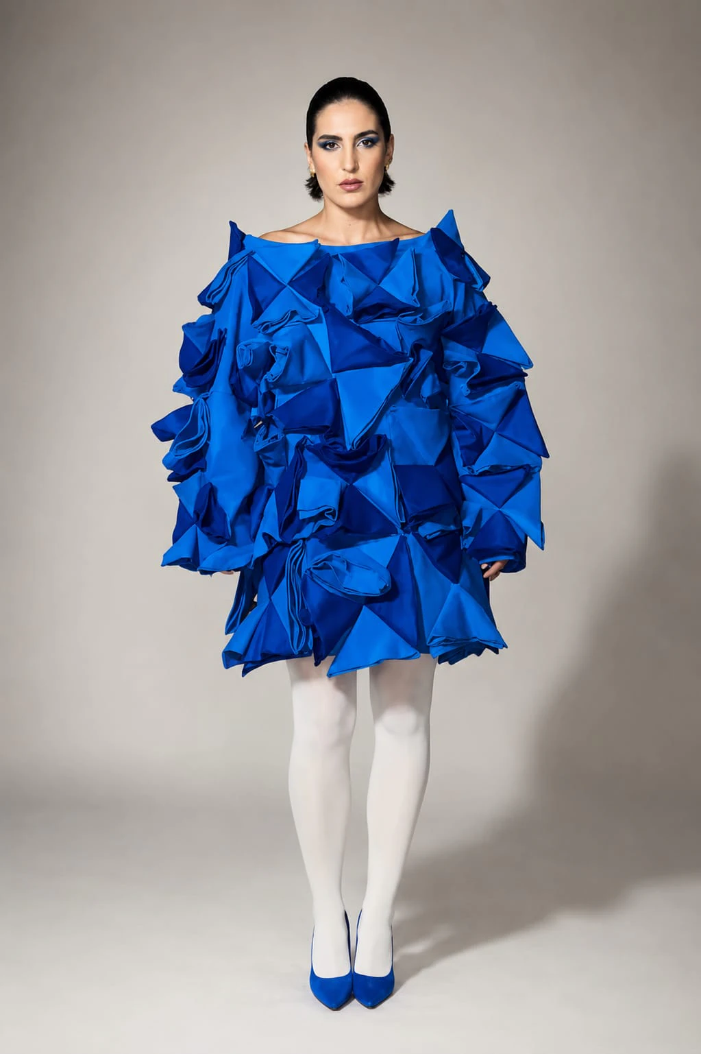 Vestido azul construído por manipulação triangular de tecido, projeto Superfície Viva