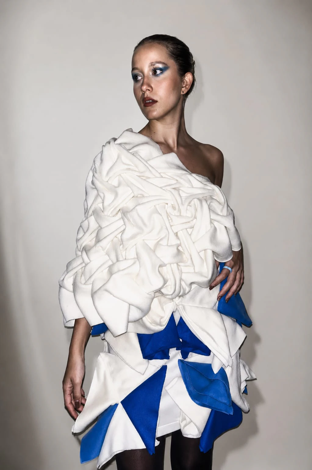 Peça em branco e azul com superfície têxtil entrançada, projeto Superfície Viva
