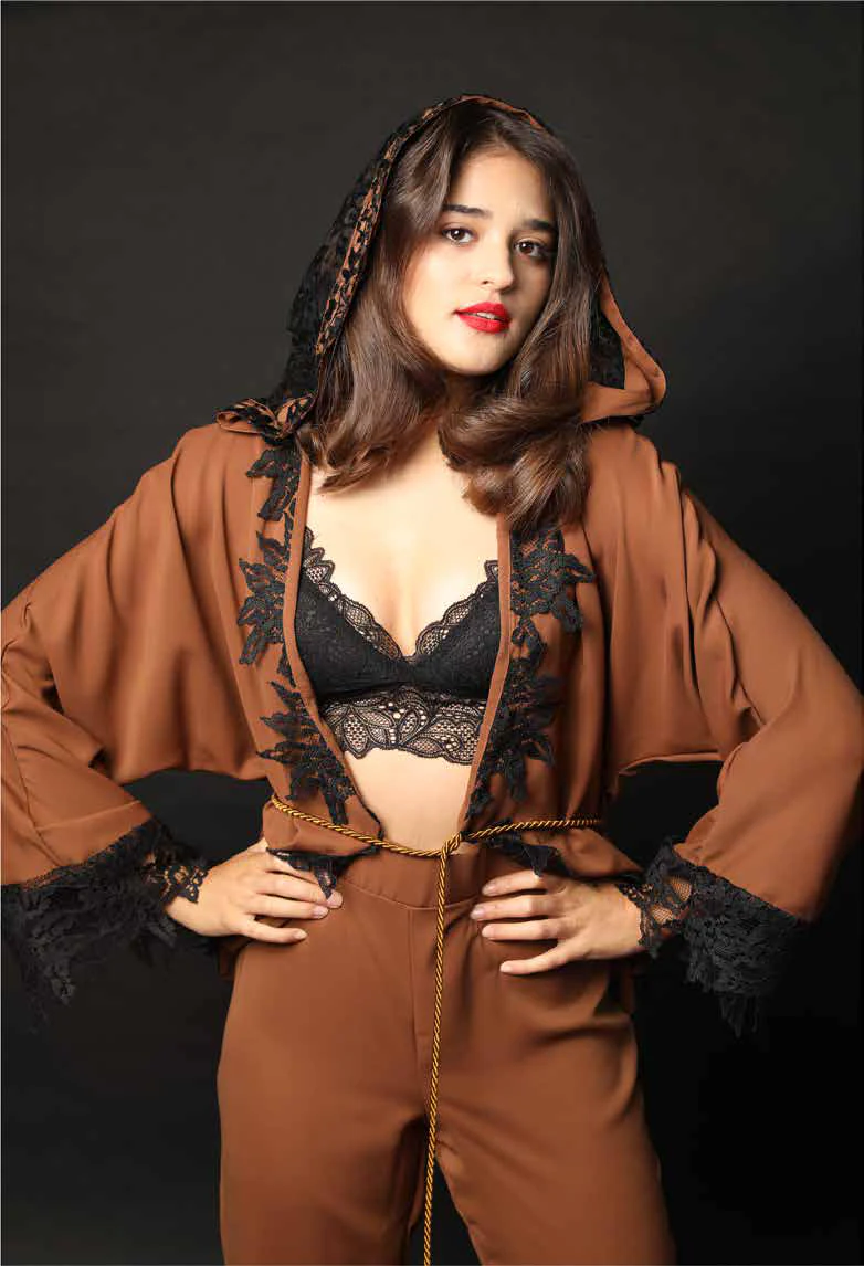 Look da coleção Roquete — kimono curto com cauda em renda